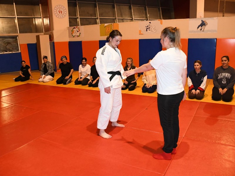 Balıkesir Büyükşehir Belediyesi, “Yalnız olmayan, yanındayız” sloganıyla kadınları hem ekonomik hem de fiziksel olarak güçlendirecek projelere imza atmaya devam ediyor. Balıkesir Gençlik ve Spor Hizmetleri Dairesi Başkanlığı tarafından aralıksız “Savunma Teknikleri Atölyesi” kapsamında kadın judo kursları veriliyor. Kursta 15-50 yaş arasındaki kadınlar, kendilerini savunmak için gerekli teknikleri öğrenirken, sosyal medya ve duyurular aracılığıyla kurstan farkındalık olan kadınların yoğun ilgi gösterdiğini gösteriyor.