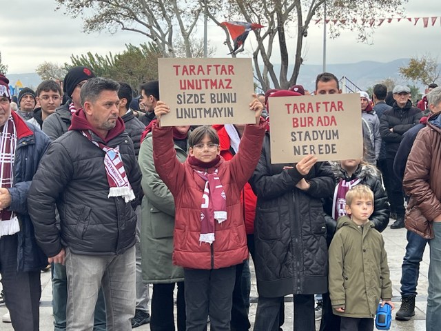 TFF 1.Lig takımlarından Teksüt Bandırmaspor Kulübü mevcut Bandırma 17 Eylül Stadyumunun yetersizliği nedeniyle ilçeye yeni bir stad yapılmasını istiyor.