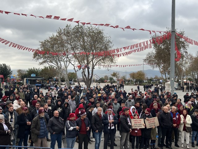 TFF 1.Lig takımlarından Teksüt Bandırmaspor Kulübü mevcut Bandırma 17 Eylül Stadyumunun yetersizliği nedeniyle ilçeye yeni bir stad yapılmasını istiyor.