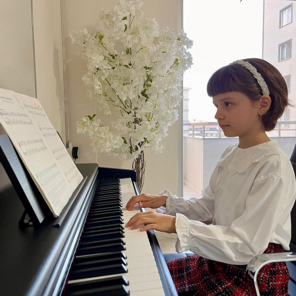 Balıkesir Büyükşehir Belediyesi Bandırma Konservatuarı, eğitim alan Erva Bilge Şengören (7) ve Masal Erdan (9) ulusal ve uluslararası alandaki başarılarıyla dikkat çekiyor. Henüz 7 yaşında olmasına rağmen, 4 yaşında piyano çalmaya başlayan Erva Bilge Şengören, 3 yıldır düzenli ve disiplinli bir şekilde çalışarak Londra Kraliyet Akademisi’ndeki (ABRSM) 1. yılını, en yüksek derece olan “Distinction” ile tamamlayarak büyük bir başarıya imza attı.