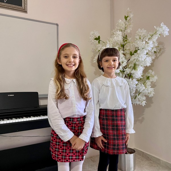 Balıkesir Büyükşehir Belediyesi Bandırma Konservatuarı, eğitim alan Erva Bilge Şengören (7) ve Masal Erdan (9) ulusal ve uluslararası alandaki başarılarıyla dikkat çekiyor. Henüz 7 yaşında olmasına rağmen, 4 yaşında piyano çalmaya başlayan Erva Bilge Şengören, 3 yıldır düzenli ve disiplinli bir şekilde çalışarak Londra Kraliyet Akademisi’ndeki (ABRSM) 1. yılını, en yüksek derece olan “Distinction” ile tamamlayarak büyük bir başarıya imza attı.