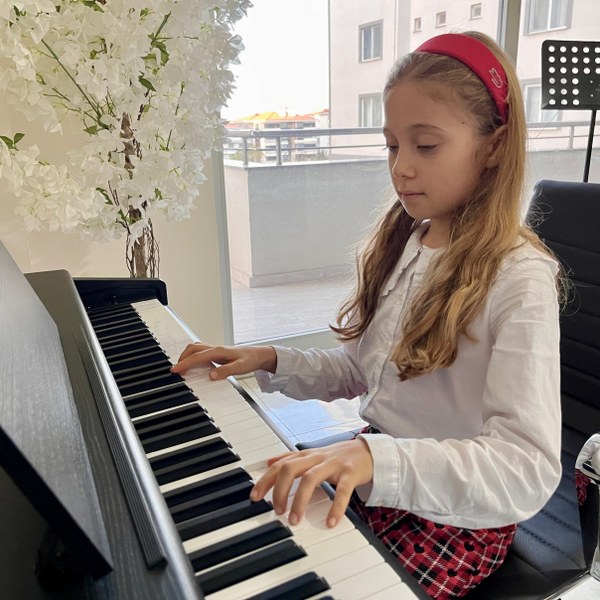 Balıkesir Büyükşehir Belediyesi Bandırma Konservatuarı, eğitim alan Erva Bilge Şengören (7) ve Masal Erdan (9) ulusal ve uluslararası alandaki başarılarıyla dikkat çekiyor. Henüz 7 yaşında olmasına rağmen, 4 yaşında piyano çalmaya başlayan Erva Bilge Şengören, 3 yıldır düzenli ve disiplinli bir şekilde çalışarak Londra Kraliyet Akademisi’ndeki (ABRSM) 1. yılını, en yüksek derece olan “Distinction” ile tamamlayarak büyük bir başarıya imza attı.