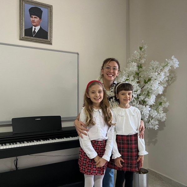 Balıkesir Büyükşehir Belediyesi Bandırma Konservatuarı, eğitim alan Erva Bilge Şengören (7) ve Masal Erdan (9) ulusal ve uluslararası alandaki başarılarıyla dikkat çekiyor. Henüz 7 yaşında olmasına rağmen, 4 yaşında piyano çalmaya başlayan Erva Bilge Şengören, 3 yıldır düzenli ve disiplinli bir şekilde çalışarak Londra Kraliyet Akademisi’ndeki (ABRSM) 1. yılını, en yüksek derece olan “Distinction” ile tamamlayarak büyük bir başarıya imza attı.