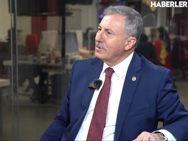 Saadet ve Gelecek Partisi Grup Başkanı Selçuk Özdağ, son günlerde ülke gündemine oturan ve bazı belediyeler tarafından gerçekleştirilen konser ücretleri ile ilgili konuştu. Haberler.com'a konuk olan Özdağ, konuşmasında "Önce geçmiş dönemde 8 adet belediye başkanı görevinden istifa ettirildi. Önce onların neden istifa ettirildiklerini açıklasınlar.