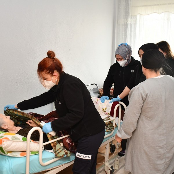 Balıkesir Büyükşehir Belediyesi, yaşlı, bakıma muhtaç ve ihtiyaç sahibi bireylere evde bakım hizmeti götürüyor. Öz bakımdan ev temizliğine kadar her alanda vatandaşlara destek olan Balıkesir Büyükşehir Belediyesi, aylık ortalama 150 haneye ücretsiz hizmet veriyor.