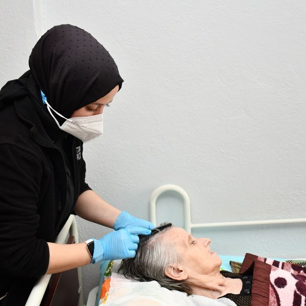 Balıkesir Büyükşehir Belediyesi, yaşlı, bakıma muhtaç ve ihtiyaç sahibi bireylere evde bakım hizmeti götürüyor. Öz bakımdan ev temizliğine kadar her alanda vatandaşlara destek olan Balıkesir Büyükşehir Belediyesi, aylık ortalama 150 haneye ücretsiz hizmet veriyor.