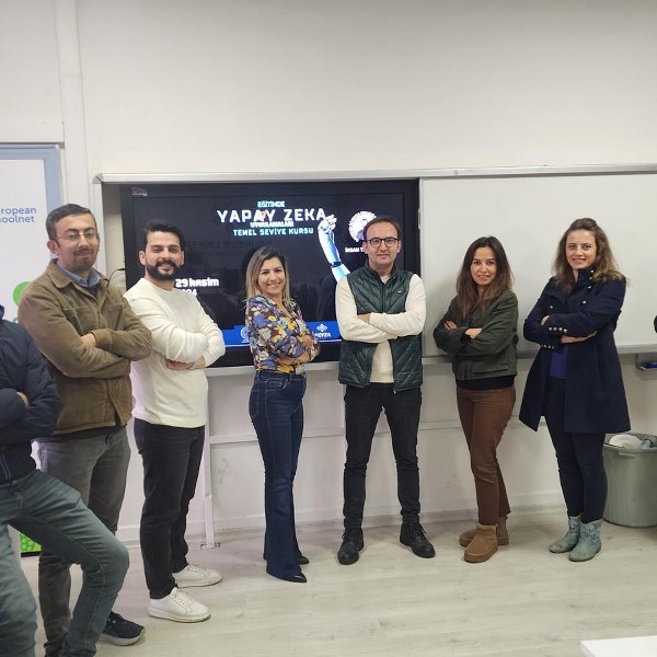Balıkesir'de başlatılan yapay zekâ eğitimleri, geleceğin eğitim sistemine yönelik önemli bir adım olarak karşımıza çıkıyor. "Bilgi güçtür" anlayışıyla hareket eden eğitimciler, bu eğitimler sayesinde öğretmenlerin ve dolayısıyla öğrencilerin, dijital dönüşüm çağında daha donanımlı hale gelmelerini sağlıyor.