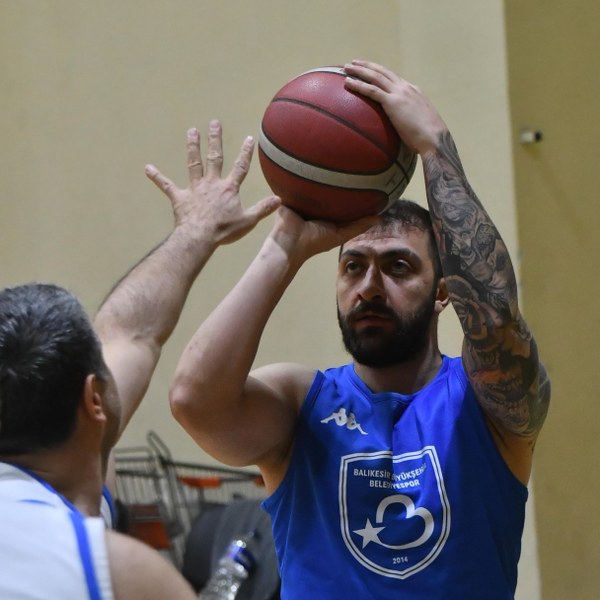 Tekerlekli Sandalye Basketbol Süper Ligi’nde mücadele eden Balıkesir Büyükşehir Belediyespor’un Takım Kaptanı Esra Şentürk ile yıldız oyuncu Mohammed Hassan Sayari, değerlendirmelerde bulundu. Kaptan Şentürk ile Sayari, basketbolseverleri 30 Kasım Cumartesi günü saat 14.00’te Alparslan Türkeş Spor Salonu’nda oynayacakları Bağcılar Belediyesi karşılaşmasına davet etti.