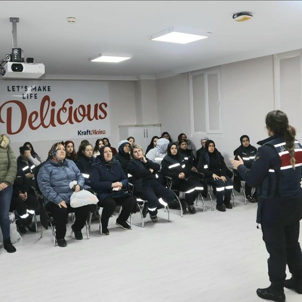 25 Kasım Kadına Yönelik Şiddete Karşı Uluslararası Mücadele Günü kapsamında Susurluk İlçe Jandarma Komutanlığı, yol kontrolü ve fabrika çalışanlarına yönelik bilinçlendirme etkinlikleri düzenlendi. Etkinliklerde KADES uygulaması tanıtılarak 6284 Sayılı Kanun hakkında bilgilendirme yapıldı.