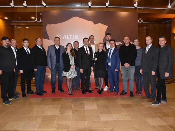 Balıkesir Büyükşehir Belediyesi’nin; Ege ve Marmara Denizlerinde kapsamlı olarak gerçekleştirdiği hayalet ağlar ve diğer atıkları temizleme mücadelesi, Altın Karınca Ödülleri’nden ‘İklim Değişikliği ve Çevre Yönetimi Kategorisi’nde en iyi örnekler arasında gösterilerek ödüle layık görüldü.