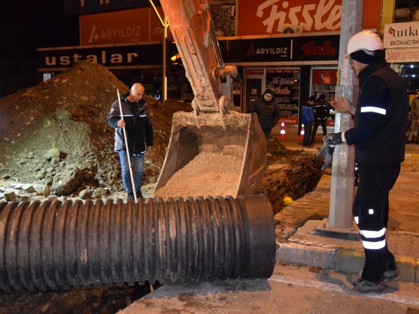 Balıkesir Su ve Kanalizasyon İdaresi (BASKİ) Genel Müdürlüğü ekipleri Karesi’de Devlet Su İşleri (DSİ) Bölge Müdürlüğü’nün yürüttüğü Çay Deresi 4. Kısım Islah Çalışmaları ile eş zamanlı olarak yağmur suyu drenaj projelerini başlattı. Yoğun yağış dönemlerinde meydana gelebilecek su baskınlarını önlemeyi hedefleyen BASKİ ekipleri, Ahmet Toprak Caddesi’nde 20 metre uzunluğundaki 600’lük yağmur suyu hattını tamamlarken kalan üç geçiş için gece çalışması yürütüyor.