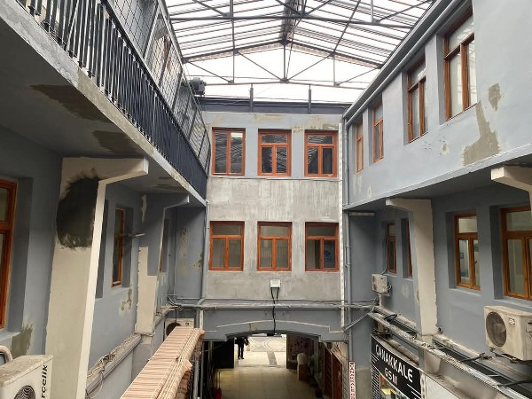 Göreve geldiği 31 Mart seçimlerinin ardından kolları sıvayan Bandırma Belediye Başkanı Dursun Mirza şehirde bulunan eksikleri gidermek için harekete geçti. Yenilenen Sevgi Yolu, daha modernize hala getirilen Emektar Hal Binası, açılan ve binlerce kişiye daha düşük fiyata yemek imkanı sağlayan 2 Kent Lokantası’nın ardından Kaşif Acar Caddesi üzerindeki Eski Belediye Binası onarıma alındı.