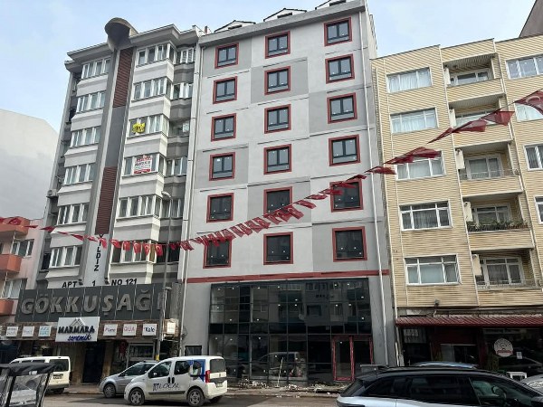 Bandırma Belediyesi tarafından Ordu Caddesi'nde yapımı sürdürülen kız yurdu inşaatı bitme aşamasına geldi. Başkan Dursun Mirza, yarım kalan projeyi hızlı bir şekilde tamamladıklarını belirterek, yurdun gençlere güvenli ve modern bir yaşam alanının güneşi ifade edeceğini belirtti.
