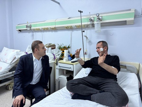 Balıkesir’in Karesi ilçesine bağlı Kavaklı Mahallesi’nde yer alan bir mühimmat fabrikasında meydana gelen patlama sonrası ilk anda bölgeye giden Balıkesir Büyükşehir Belediye Başkanı Ahmet Akın, yaşanan süreci yakından takip ediyor. “Yaralarımızı birlikte saracağız” diyerek yaşanan acı olay sonrası açıklamalarda bulunan Akın, belediyenin tüm imkânlarını seferber etti.