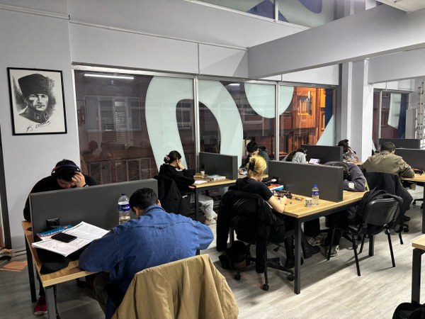 Balıkesir Büyükşehir Belediyesi tarafından yeniden işlevsel hale getirilen Bandırma Gençlik Merkezi, kısa sürede öğrencilerin vazgeçilmez adresi oldu. Uzun yıllar atıl durumda bırakılan merkez, Balıkesir Büyükşehir Belediye Başkanı Ahmet Akın’ın öncülüğünde hızlı bir şekilde yenilenerek Bandırma’ya kazandırıldı.