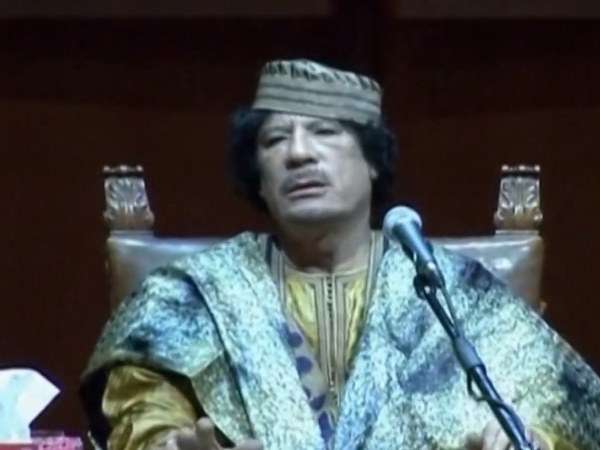 Suriye'de Esat rejiminin devrilmesinin ardından Libya'nın devrilen lideri Muammer Kaddafi'nin 2008 yılında Arap Birliği Zirvesi'nde yaptığı konuşma tekrare gündeme geldi. Zirvede arap liderlere hitap eden Kaddafgi'nin o yıllarda "Sıra hepimize gelecek" demesi dikkatlerden kaçmazken, bu esnada Beşar Esad'ın gülümsemesi kameralara yansıyor.