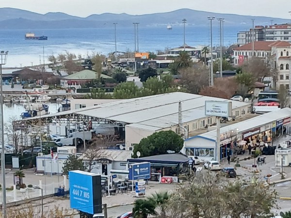 Bilindiği gibi bir ay kadar önce tarihi Bandırma Ortaokulu ön cephesine bir anda kurulan kafe, yoğun tepkiler üzerine kurulduğu alandan kaldırılmıştı. Balıkesir Büyükşehir Belediyesi tepkileri dikkate