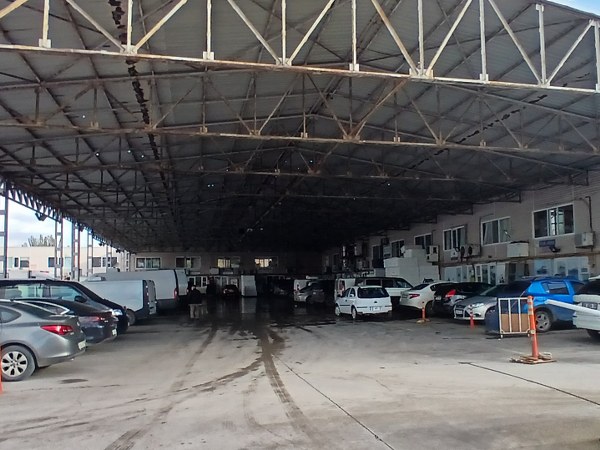 Bilindiği gibi bir ay kadar önce tarihi Bandırma Ortaokulu ön cephesine bir anda kurulan kafe, yoğun tepkiler üzerine kurulduğu alandan kaldırılmıştı. Balıkesir Büyükşehir Belediyesi tepkileri dikkate
