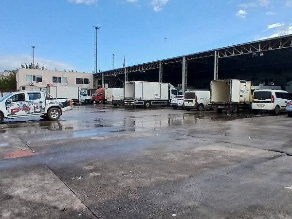 Bilindiği gibi bir ay kadar önce tarihi Bandırma Ortaokulu ön cephesine bir anda kurulan kafe, yoğun tepkiler üzerine kurulduğu alandan kaldırılmıştı. Balıkesir Büyükşehir BeleBilindiği gibi bir ay kadar önce tarihi Bandırma Ortaokulu ön cephesine bir anda kurulan kafe, yoğun tepkiler üzerine kurulduğu alandan kaldırılmıştı. Balıkesir Büyükşehir Belediyesi tepkileri dikkatediyesi tepkileri dikkate