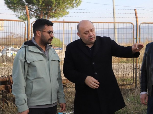 Gönen Küçük Sanayi Sitesi’nde kot farkı hesaplamalarının ardından, Balıkesir Büyükşehir Belediyesi tarafından yol düzenleme çalışmaları başlatıldı. Büyükşehir Belediyesi’nin koordinasyonunda yürütülen bu çalışmalarla, sanayi esnafının uzun süredir yaşadığı sorunların giderilmesi amaçlanıyor.