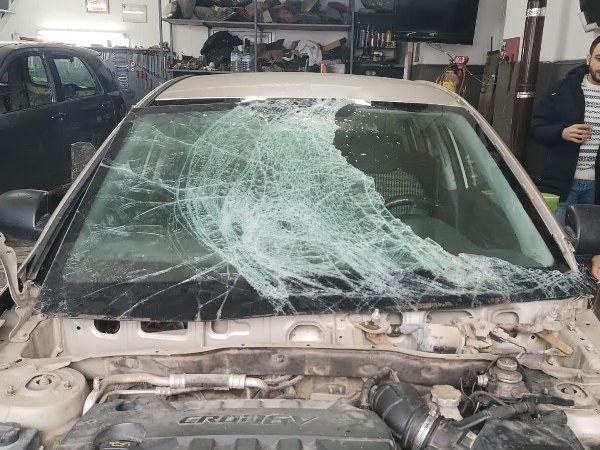 Susurluk ilçesi Bandırma-Susurluk karayolunda meydana gelen trafik kazasında bir yayaya çarparak kaçan sürücü, JASAT ekiplerinin titiz çalışmasıyla yakalandı. Kazaya karışan araç, Bandırma Küçük Sanayi Sitesi'nde tamir edilmeye çalışılırken bulundu.