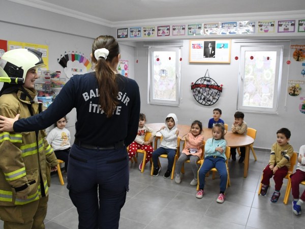 Balıkesir’de Minik Öğrencilere Yangın Eğitimi Verildi