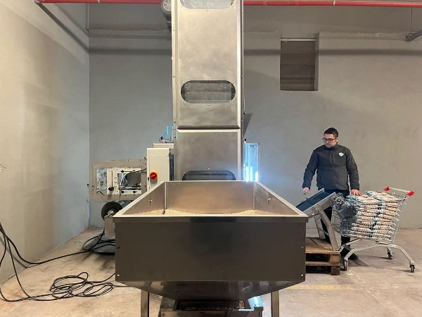 Bandırma Belediyesi, Sosyal Marketine kazandırdığı kuru gıda paketleme makinesi ile hizmetin sürdürülmesini artırdı. Bu yenilik, hem maliyet tasarrufu sağlayan hem de ihtiyaç sahiplerine yardımları daha hızlı ulaştırıyor.
