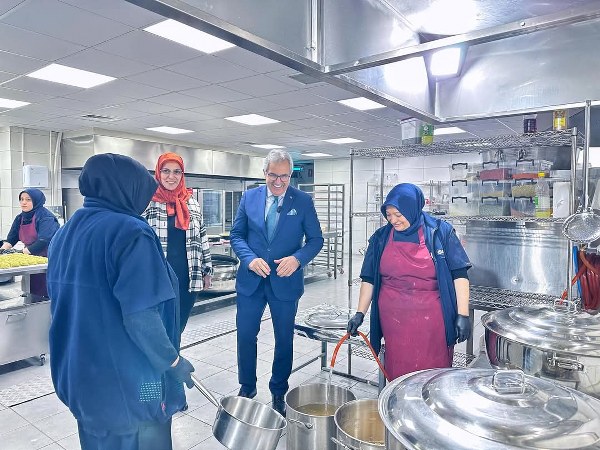 Bandırma Belediye Başkanı Dursun Mirza, belediye bünyesinde faaliyete geçirilen imalathaneyi ziyaret ederek incelemelerde bulundu. İmalathanede, ihtiyaç sahibi vatandaşlar için hazırlanan sıcak yemekler, üniversite öğrencilerine sunulan çorba ve belediye kafelerinde servis edilen yemekler ile tatlılar, hijyenik ve güvenli bir şekilde üretiliyor.