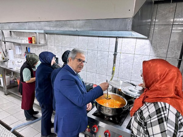 Bandırma Belediye Başkanı Dursun Mirza, belediye bünyesinde faaliyete geçirilen imalathaneyi ziyaret ederek incelemelerde bulundu. İmalathanede, ihtiyaç sahibi vatandaşlar için hazırlanan sıcak yemekler, üniversite öğrencilerine sunulan çorba ve belediye kafelerinde servis edilen yemekler ile tatlılar, hijyenik ve güvenli bir şekilde üretiliyor.