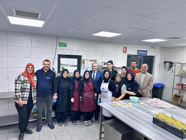 Bandırma Belediye Başkanı Dursun Mirza, belediye bünyesinde faaliyete geçirilen imalathaneyi ziyaret ederek incelemelerde bulundu. İmalathanede, ihtiyaç sahibi vatandaşlar için hazırlanan sıcak yemekler, üniversite öğrencilerine sunulan çorba ve belediye kafelerinde servis edilen yemekler ile tatlılar, hijyenik ve güvenli bir şekilde üretiliyor.