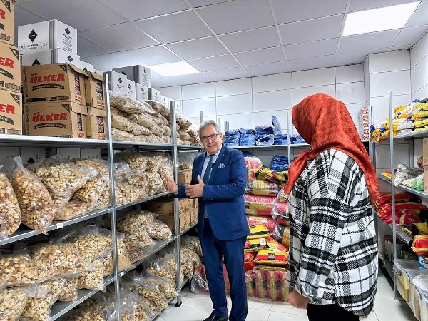 Bandırma Belediye Başkanı Dursun Mirza, belediye bünyesinde faaliyete geçirilen imalathaneyi ziyaret ederek incelemelerde bulundu. İmalathanede, ihtiyaç sahibi vatandaşlar için hazırlanan sıcak yemekler, üniversite öğrencilerine sunulan çorba ve belediye kafelerinde servis edilen yemekler ile tatlılar, hijyenik ve güvenli bir şekilde üretiliyor.