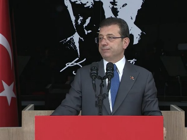 İstanbul Büyükşehir Belediye Başkanı Ekrem İmamoğlu, düzenlenen basın toplantısında adalet sistemi ve tartışmalara yönelik sert eleştirilerde bulundu. İmamoğlu, siyasi baskı ve artış iddialarını dile getirirken, "Hodri meydan!" mücadele çağrısı yaptı.