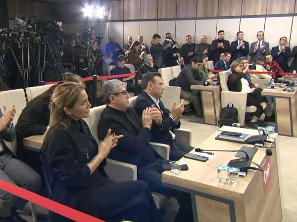 İstanbul Büyükşehir Belediye Başkanı Ekrem İmamoğlu, düzenlenen basın toplantısında adalet sistemi ve tartışmalara yönelik sert eleştirilerde bulundu. İmamoğlu, siyasi baskı ve artış iddialarını dile getirirken, "Hodri meydan!" mücadele çağrısı yaptı.