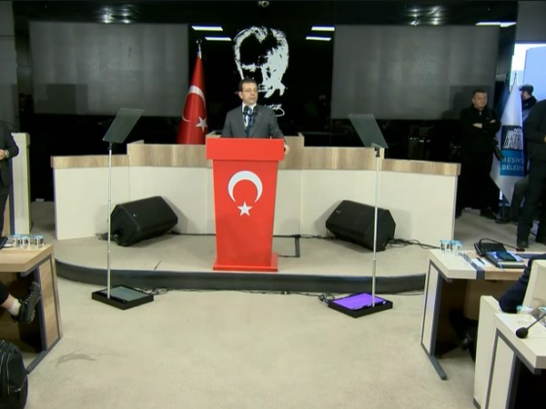 İstanbul Büyükşehir Belediye Başkanı Ekrem İmamoğlu, düzenlenen basın toplantısında adalet sistemi ve tartışmalara yönelik sert eleştirilerde bulundu. İmamoğlu, siyasi baskı ve artış iddialarını dile getirirken, "Hodri meydan!" mücadele çağrısı yaptı.