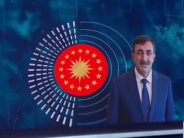 Cumhurbaşkanı Yardımcısı Cevdet Yılmaz, en düşük emekli maaşının artırılmasına yönelik çalışmalara başlanacağını açıkladı. Ocak ayında yapılması planlanan düzenlemenin yanı sıra Yılmaz, Suriye’deki yeni döneme dair Türkiye’nin katkılarını ve uluslararası destek çağrılarını da vurguladı.