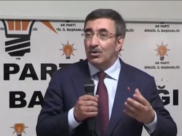 Cumhurbaşkanı Yardımcısı Cevdet Yılmaz, en düşük emekli maaşının artırılmasına yönelik çalışmalara başlanacağını açıkladı. Ocak ayında yapılması planlanan düzenlemenin yanı sıra Yılmaz, Suriye’deki yeni döneme dair Türkiye’nin katkılarını ve uluslararası destek çağrılarını da vurguladı.