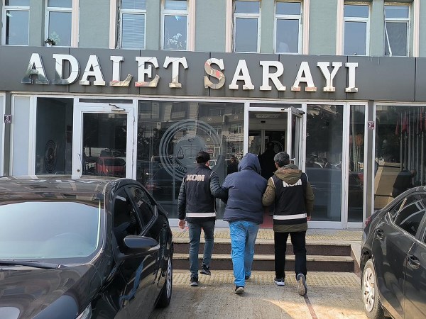 Bandırma Kaçakçılık ve Organize Suçlarla Mücadele Grup Amirliği (KOM) tarafından gerçekleştirilen operasyonla hakkında FETÖ Terör Örgütüne üye olmak suçundan 8 yıl 9 ay kesinlesmis hapis cezası bulunan bir kişi yakalandı.