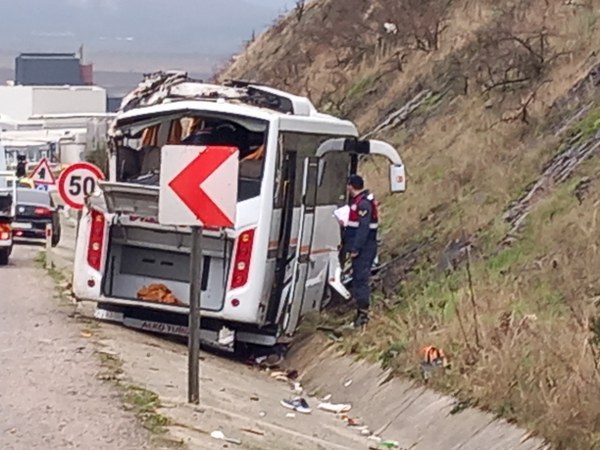Balıkesir’in Gönen ilçesinde meydana gelen kazada 4'ü ağır olmak üzere 25 kişi yaralandı. Bandırma Organize Sanayi Bölgesinde bulunan bir tekstil fabrikasında gece vardiyasını tamamlayarak evlerine gitmek üzere Gönen'e hareket eden işçi servisi Taştepe mevkiinde sürücüsünün direksiyon hakimiyetini kaybetmesi sonucunda kaza yaptı.