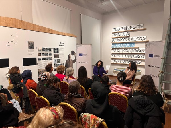 Marmara Adaları Kültür Sanat Aksı (Marmara Aks) projesi kapsamında, 29 Ocak’ta Marmara Adası’nda “Kadın Girişimciliği” konulu bir söyleşi gerçekleştirildi. Avni Jale Özken Marmara Adalar Müzesi’nde düzenlenen etkinlikte, kadın girişimciler Beyza Aydın ve Gamze Sezer, iş deneyimlerini, kadın olarak yaşadıkları zorlukları ve önerilerini katılımcılarla paylaştı.