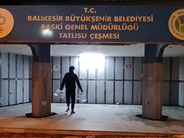 Önceki gün “Tatlısu Çeşmesi Karanlıkta Kaldı “ haberiyle duyurduğumuz Mehmet Akif Ersoy Caddesi, Ticaret Odası yanındaki