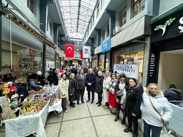 Bandırma Kent Konseyi Kadın Meclisi tarafından düzenlenen Sevgililer Günü Alışveriş Günleri etkinliği, Bandırma Belediye Başkanı Dursun Mirza’nın katılımıyla açıldı. Bandırma'da üretici kadınlarafından üretilen el emeği göz nuru ürünler bu kez sevgililer günü için tezğahta yerini aldı. Bandırma Belediye Başkanı Dursun Mirza'nın katılımı ile gerçekleştirilen açılış töreninde konuşan kadınlar kendilerine verilen bu fırsat için teşekkür ederek, el emeği ürünlerinin satışını gerçekleştirebilecekleri sabit yer talebinde bulundu.