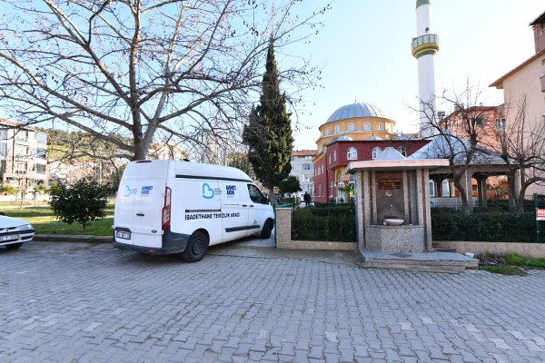 Balıkesir Büyükşehir Belediyesi, Ramazan Ayına sayılı günler kala tüm camilerde detaylı temizlik çalışmalarını sürdürüyor. İlaçlama ve dezenfeksiyon çalışmalarına hız veren belediye ekiplerinin bu hizmeti cami cemaati tarafından da memnuniyetle karşılandı.