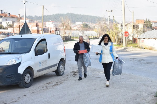 Balıkesir Büyükşehir Belediyesi tarafından dar gelirli ailelerin çocuklarına mont ve bot desteği sağlandı. Soğuk kış günlerinde üşümemeleri için çocukların yaş grupları ve ihtiyaçları gözetilerek hazırlanan paketler, evlerine kadar ulaştırıldı. Kent yoksulluğu ve gelir adaletsizliğiyle mücadele kapsamında çalışmalar yürüten Balıkesir Büyükşehir Belediyesi, hizmetlerine ara vermeden devam ediyor.