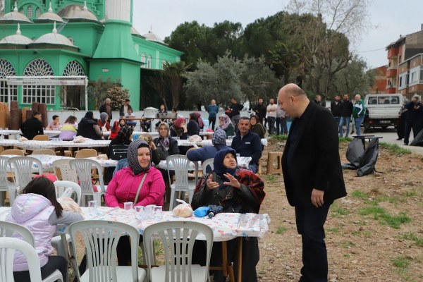 Gönen’de Ramazan ayının maneviyatı ve bereketi, düzenlenen iftar sofralarıyla hep birlikte yaşanıyor. Şehrin dört bir yanında kurulan iftar sofraları, vatandaşları bir araya getirirken, Gönen Belediye Başkanı İbrahim Palaz da bu anlamlı buluşmalara katılarak hemşehrileriyle bir araya gelmeye devam ediyor.