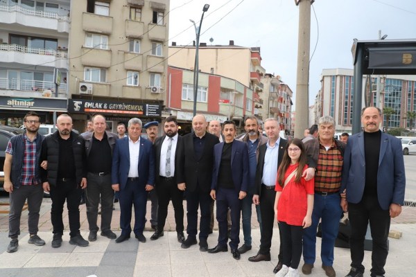 Gönen’de Ramazan ayının maneviyatı ve bereketi, düzenlenen iftar sofralarıyla hep birlikte yaşanıyor. Şehrin dört bir yanında kurulan iftar sofraları, vatandaşları bir araya getirirken, Gönen Belediye Başkanı İbrahim Palaz da bu anlamlı buluşmalara katılarak hemşehrileriyle bir araya gelmeye devam ediyor.
