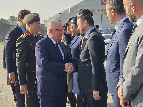 2 Bin 715 Kursiyer Mezun Oldu Törende, 2.715 kursiyer mezuniyet belgelerini aldı. Dönem birincisi olan Tank Astsubay Çavuş Kader Ölmez’e belgesini, Bakan Yaşar Güler takdim etti. Mezuniyet töreni, kursiyerlerin aileleri ve üst düzey askeri yetkililerin katılımıyla coşkulu bir şekilde gerçekleşti.