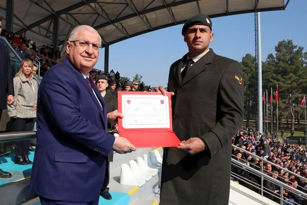 2 Bin 715 Kursiyer Mezun Oldu Törende, 2.715 kursiyer mezuniyet belgelerini aldı. Dönem birincisi olan Tank Astsubay Çavuş Kader Ölmez’e belgesini, Bakan Yaşar Güler takdim etti. Mezuniyet töreni, kursiyerlerin aileleri ve üst düzey askeri yetkililerin katılımıyla coşkulu bir şekilde gerçekleşti.