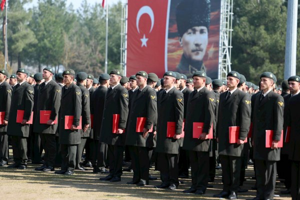 2 Bin 715 Kursiyer Mezun Oldu Törende, 2.715 kursiyer mezuniyet belgelerini aldı. Dönem birincisi olan Tank Astsubay Çavuş Kader Ölmez’e belgesini, Bakan Yaşar Güler takdim etti. Mezuniyet töreni, kursiyerlerin aileleri ve üst düzey askeri yetkililerin katılımıyla coşkulu bir şekilde gerçekleşti.