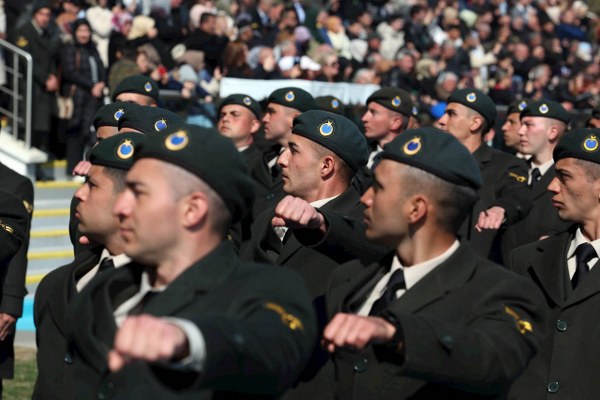 2 Bin 715 Kursiyer Mezun Oldu Törende, 2.715 kursiyer mezuniyet belgelerini aldı. Dönem birincisi olan Tank Astsubay Çavuş Kader Ölmez’e belgesini, Bakan Yaşar Güler takdim etti. Mezuniyet töreni, kursiyerlerin aileleri ve üst düzey askeri yetkililerin katılımıyla coşkulu bir şekilde gerçekleşti.