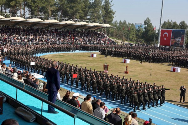 2 Bin 715 Kursiyer Mezun Oldu Törende, 2.715 kursiyer mezuniyet belgelerini aldı. Dönem birincisi olan Tank Astsubay Çavuş Kader Ölmez’e belgesini, Bakan Yaşar Güler takdim etti. Mezuniyet töreni, kursiyerlerin aileleri ve üst düzey askeri yetkililerin katılımıyla coşkulu bir şekilde gerçekleşti.